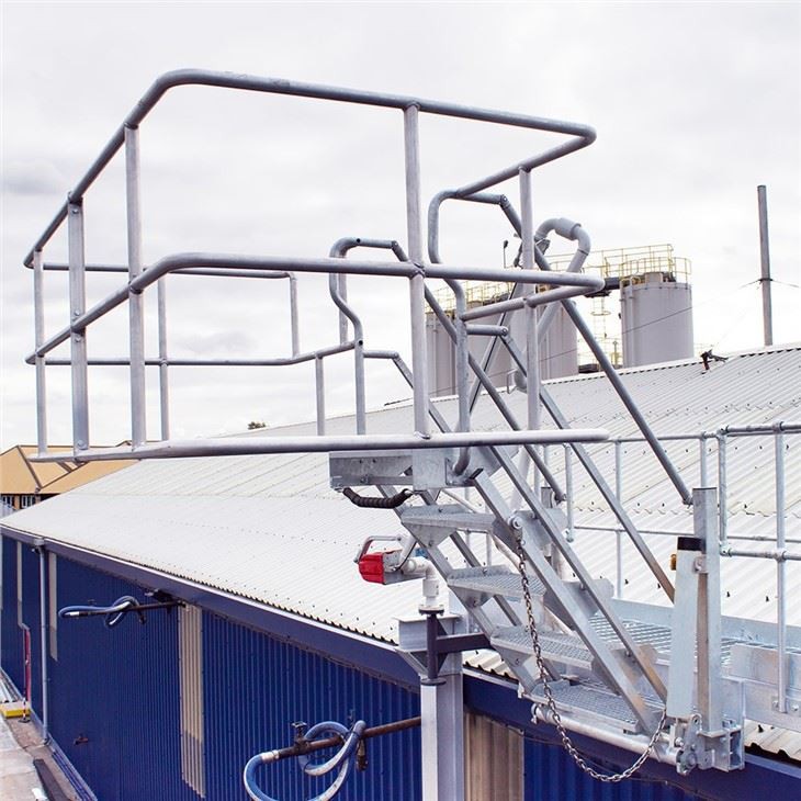 प्लेटफार्म लोड करने के लिए तह सीढ़ियाँ